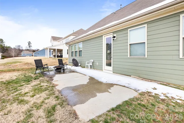 a view of backyard of the house