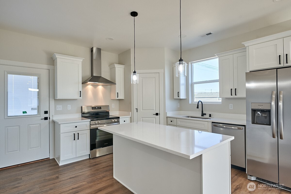 443 Partello Park Grand Coulee, WA 99133 - Photo 18 of 30 a kitchen with stainless steel appliances a sink a stove a refrigerator and white cabinets