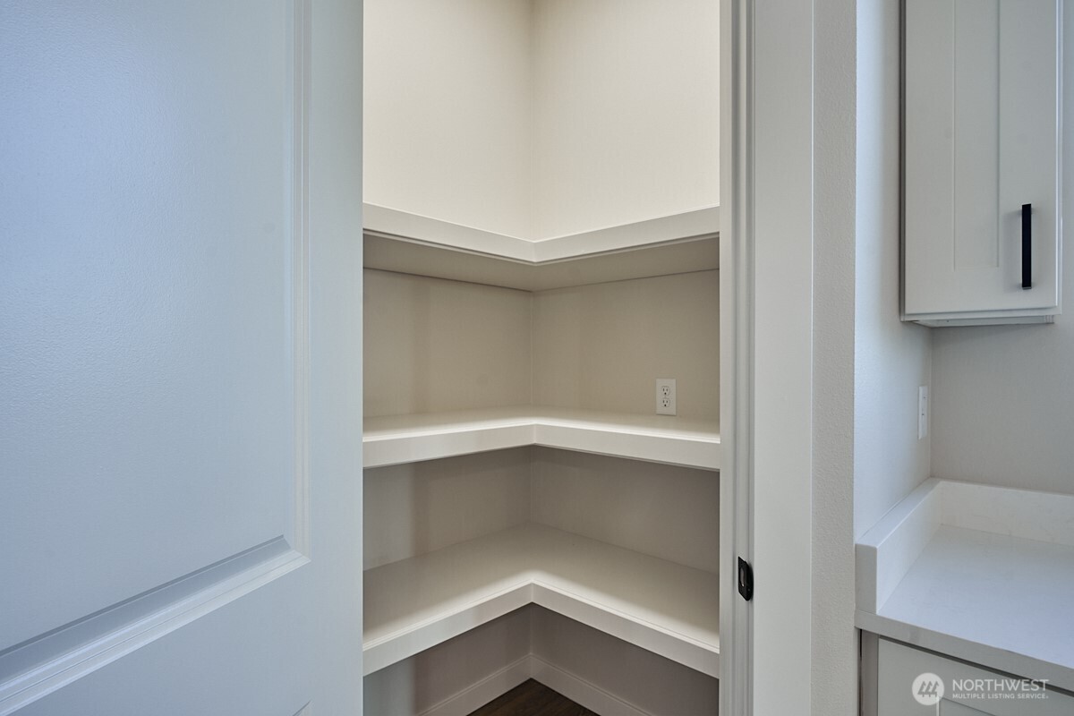 443 Partello Park Grand Coulee, WA 99133 - Photo 20 of 30 a close view of closet