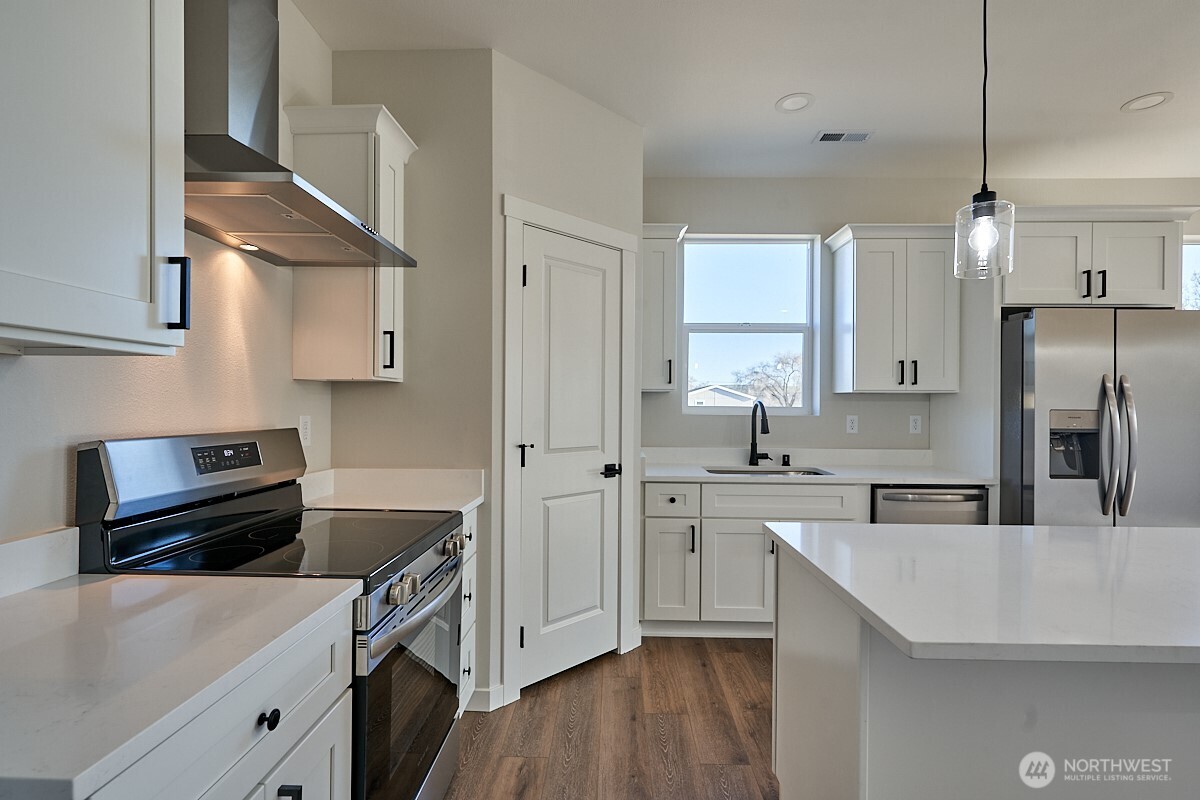 443 Partello Park Grand Coulee, WA 99133 - Photo 21 of 30 a kitchen with cabinets stove and a sink