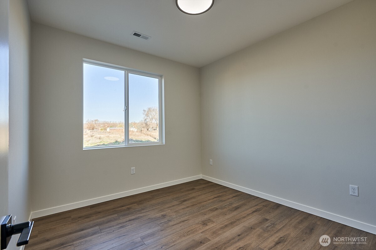 443 Partello Park Grand Coulee, WA 99133 - Photo 23 of 30 an empty room with wooden floor and windows