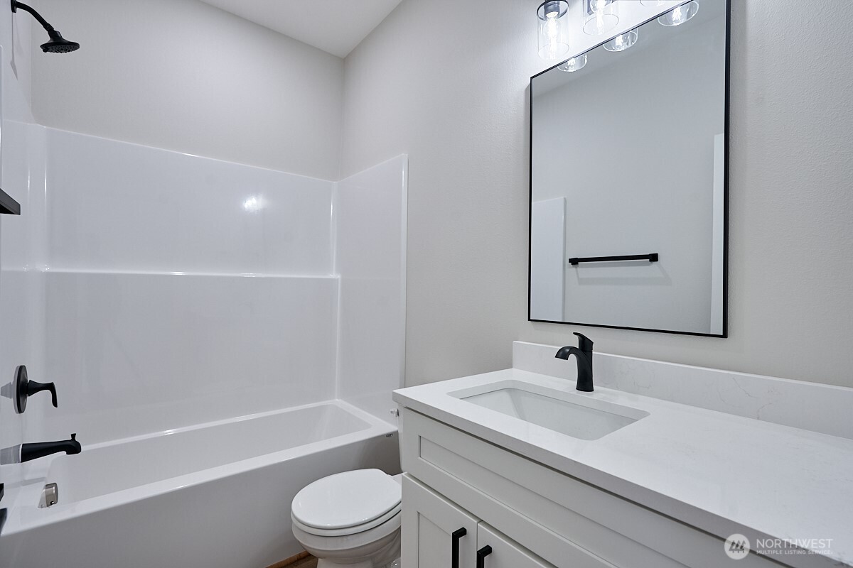 443 Partello Park Grand Coulee, WA 99133 - Photo 24 of 30 a bathroom with a sink a toilet and a bathtub