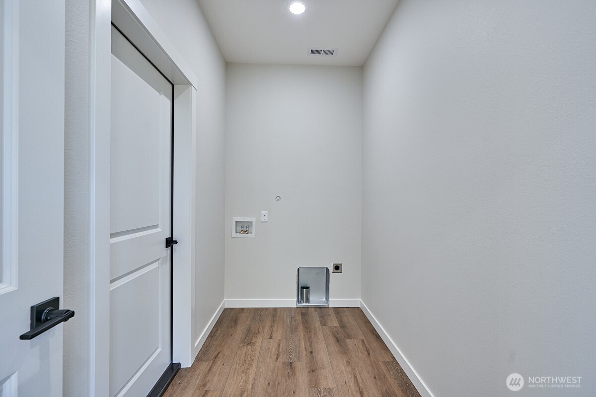 443 Partello Park Grand Coulee, WA 99133 - Photo 30 of 30 a view of a hallway with wooden floor