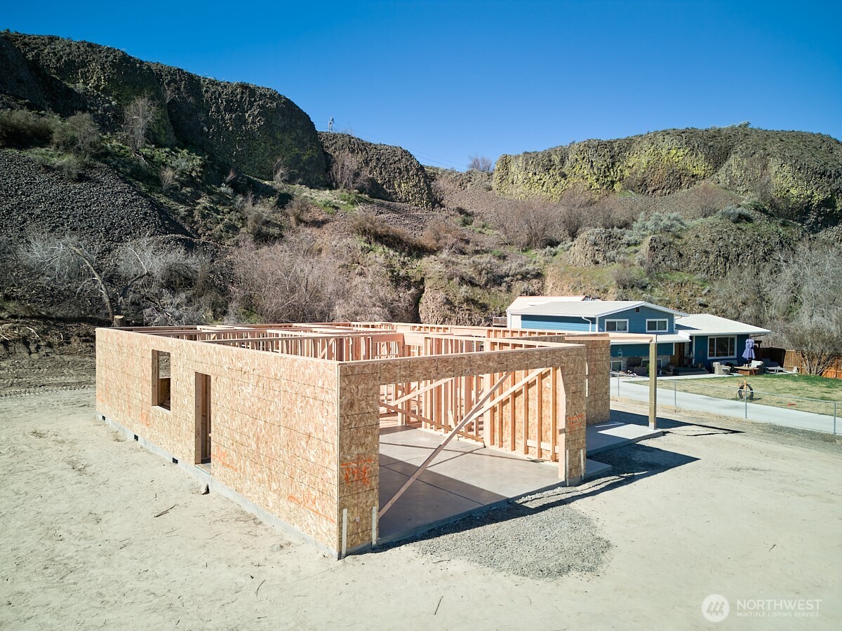 443 Partello Park Grand Coulee, WA 99133 - Photo 3 of 30 a view of a terrace with a backyard