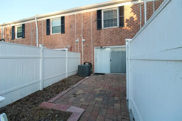 a view of a house with backyard