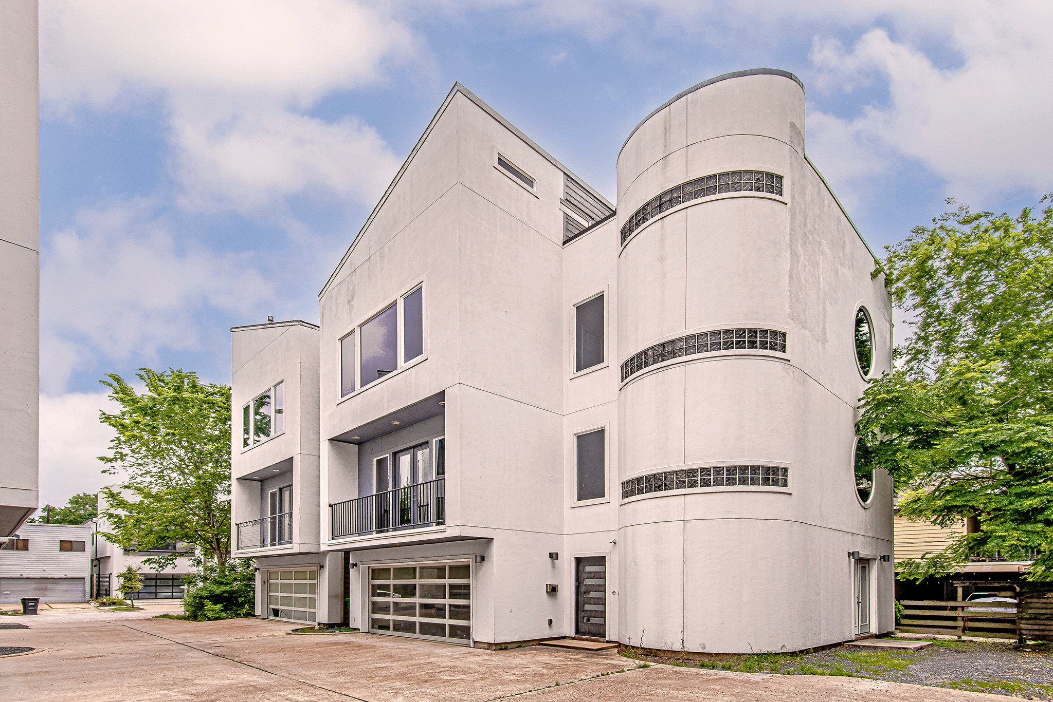 2025 Colquitt Street, Unit E Houston, TX 77098 - Photo 5 of 29 Corner view of the home featuring bold architectural curves and a refined exterior finish.