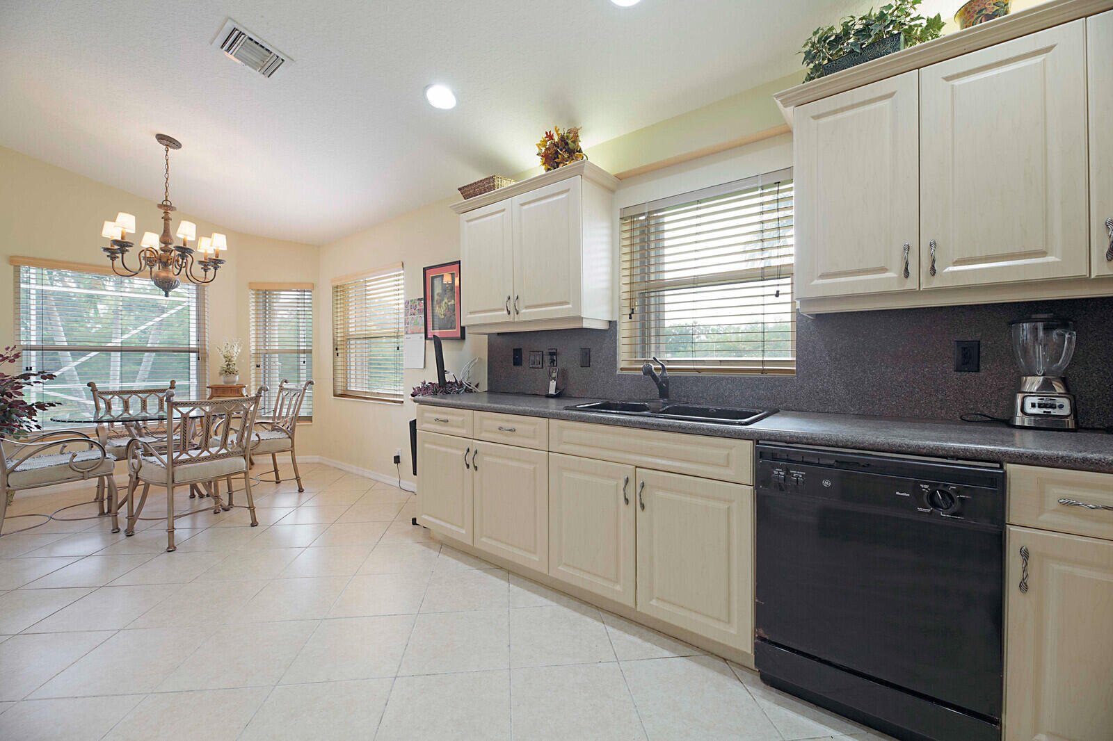 6854 Rienzo Street Lake Worth, FL 33467 - Photo 11 of 35 28_6854_Rienzo_St28_mls