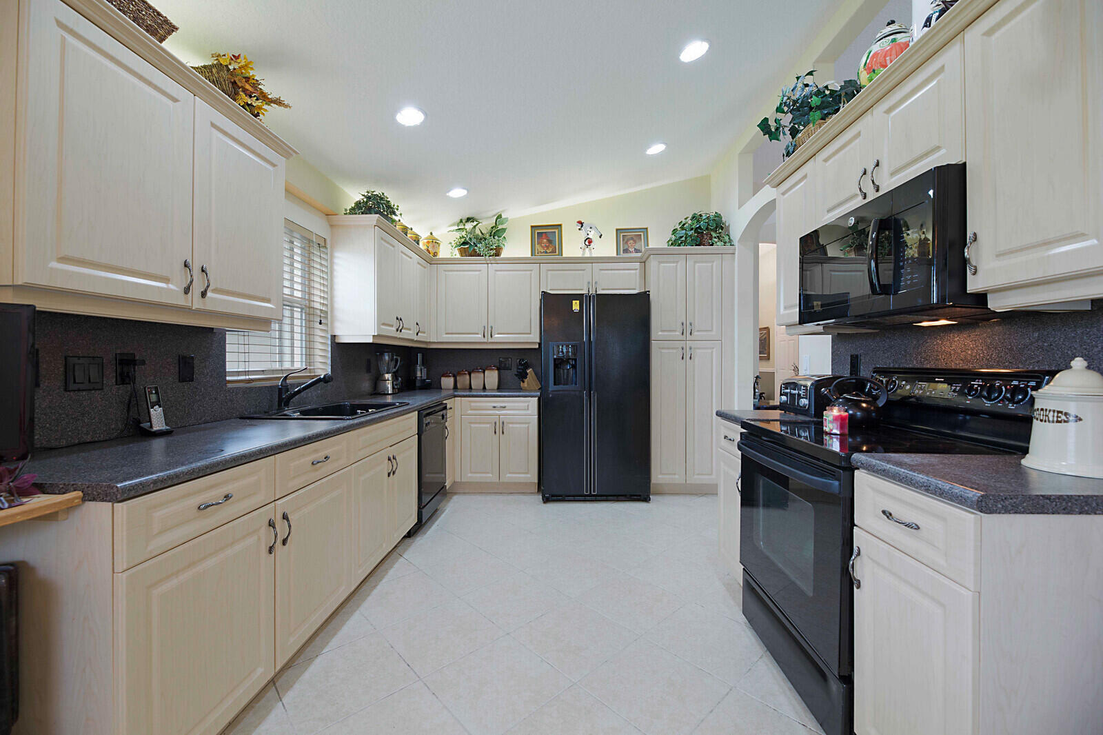 6854 Rienzo Street Lake Worth, FL 33467 - Photo 15 of 35 25_6854_Rienzo_St25_mls