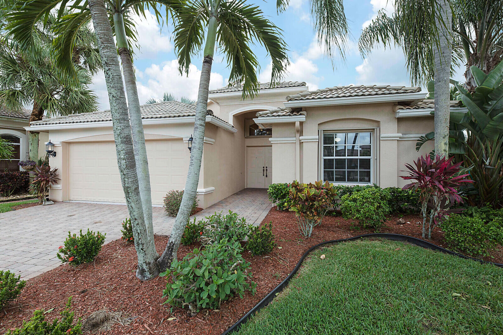 6854 Rienzo Street Lake Worth, FL 33467 - Photo 2 of 35 04_6854_Rienzo_St4_mls