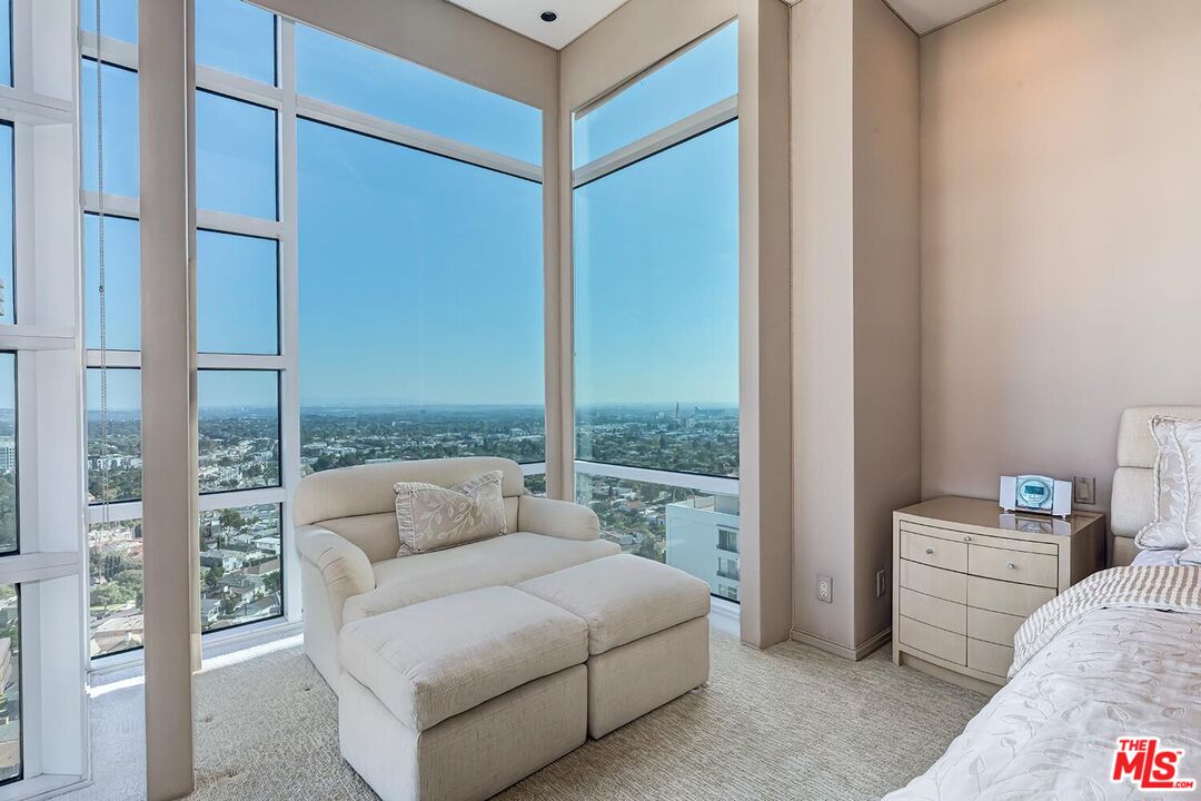 10380 Wilshire Boulevard, Unit 1703 Los Angeles, CA 90024 - Photo 22 of 34 a living room with furniture