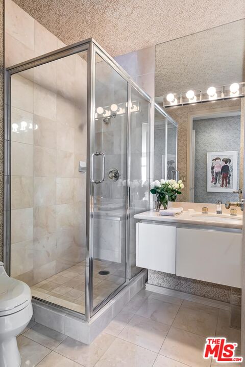 10380 Wilshire Boulevard, Unit 1703 Los Angeles, CA 90024 - Photo 27 of 34 a bathroom with a tub and shower