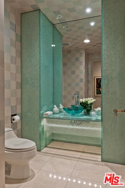 10380 Wilshire Boulevard, Unit 1703 Los Angeles, CA 90024 - Photo 30 of 34 a bathroom with a toilet a sink and bathtub