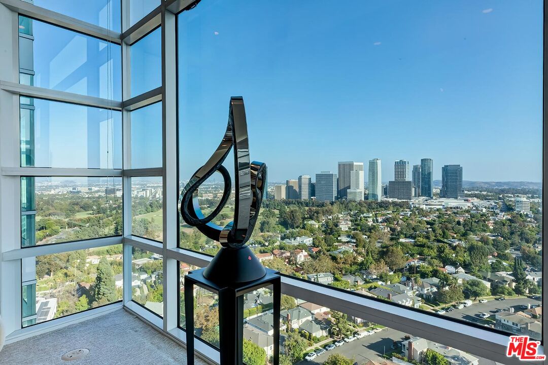 10380 Wilshire Boulevard, Unit 1703 Los Angeles, CA 90024 - Photo 8 of 34 a view of a garden from a balcony