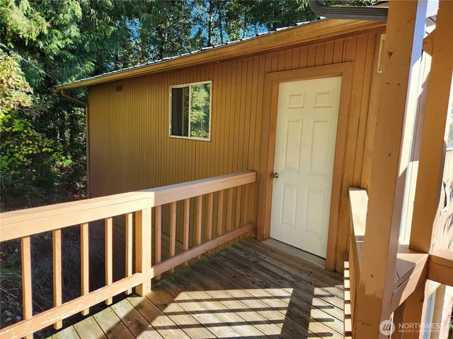 a view of a backyard