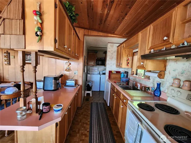 a kitchen that has a lot of cabinets