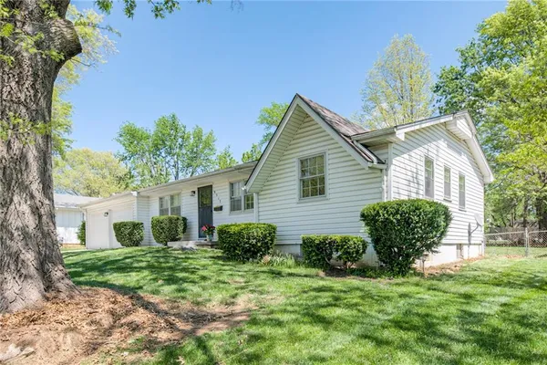 $300,000 | 9317 Mullen Road, Lenexa, KS 66215