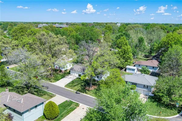 $300,000 | 9317 Mullen Road, Lenexa, KS 66215