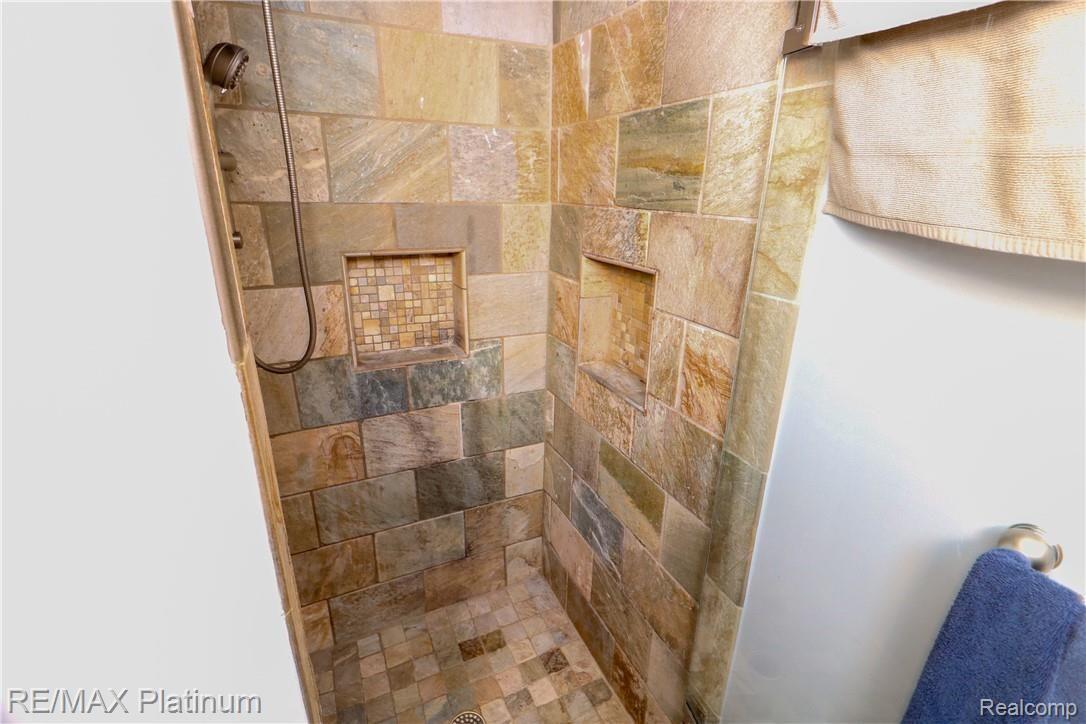 41890 Ridge Road East Novi, MI 48375 - Photo 21 of 27 IMG_2918.jpg