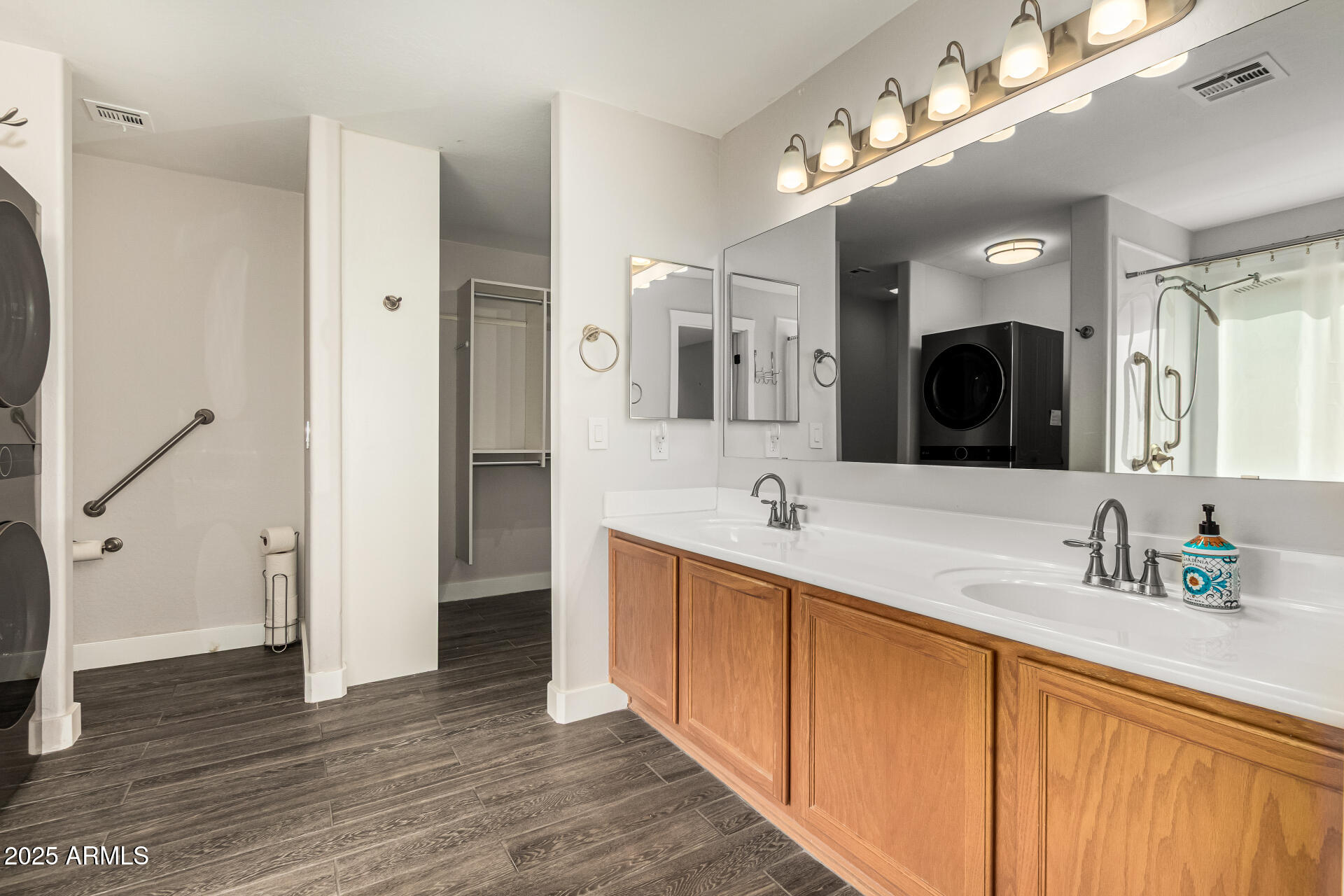 2425 West Florentine Road Phoenix, AZ 85086 - Photo 21 of 55 Primary Bath (downstairs)