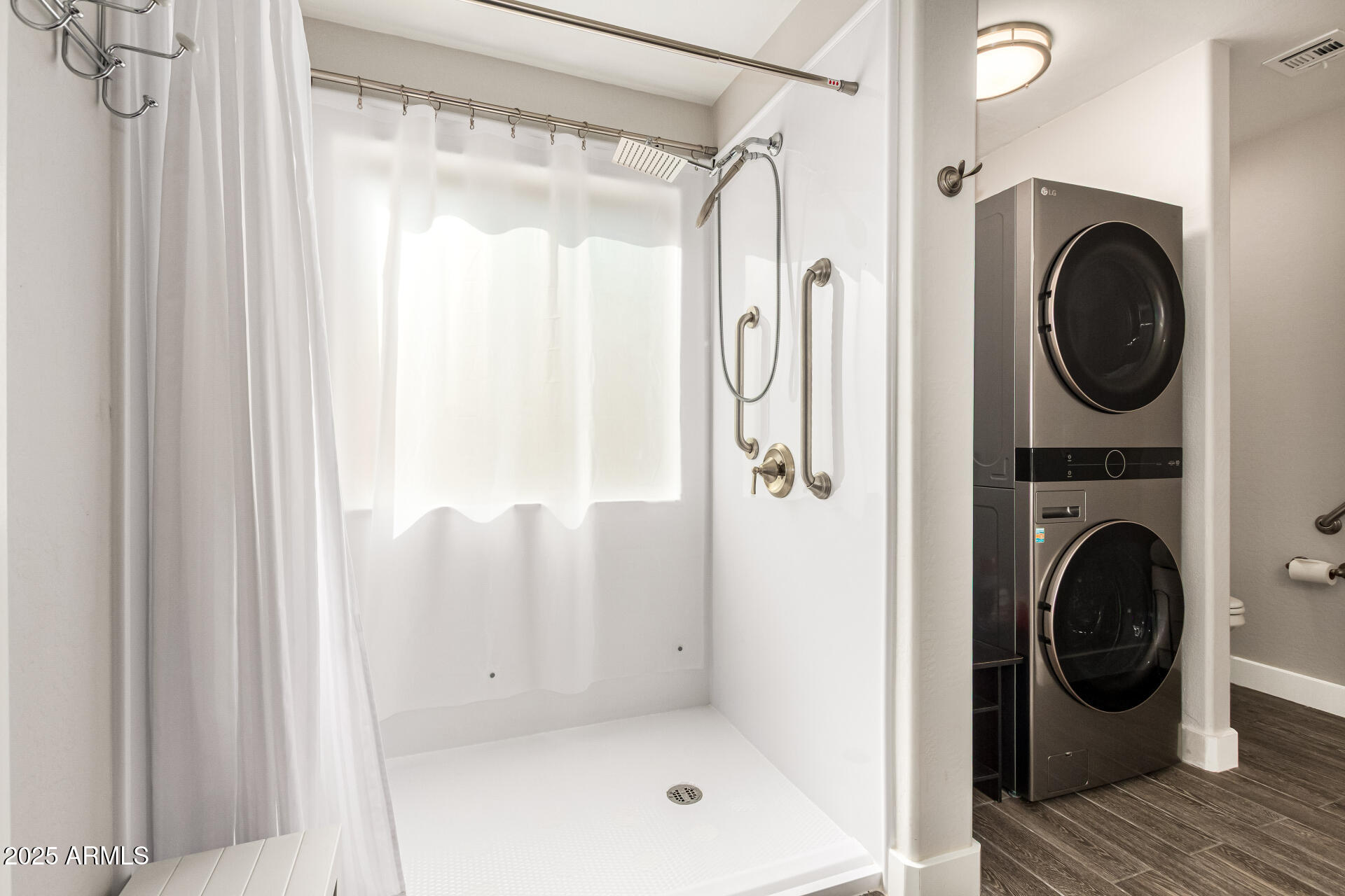 2425 West Florentine Road Phoenix, AZ 85086 - Photo 22 of 55 Primary Bath (downstairs)