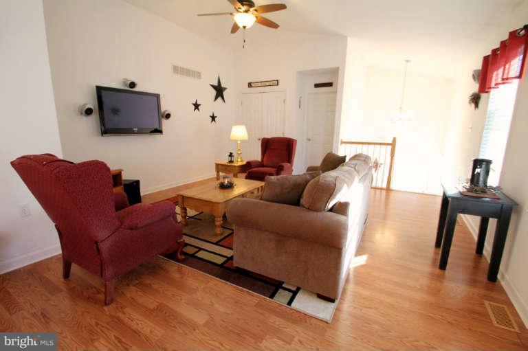 1459 Sussex Road Baltimore, MD 21221 - Photo 8 of 30 Living Room