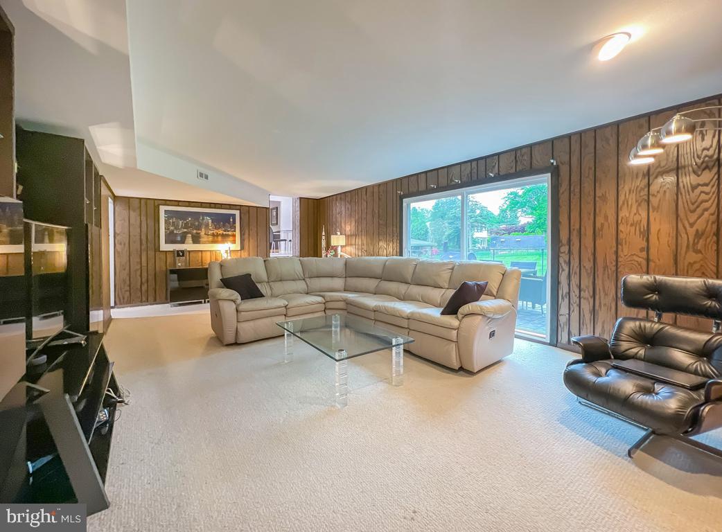 3635 Spring Run Road Huntingdon Valley, PA 19006 - Photo 18 of 46 Family Room