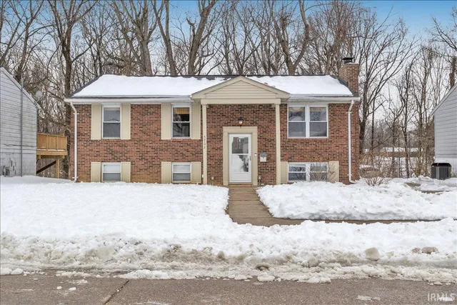 $219,900 | 5708 Berry Lane, Evansville, IN 47710