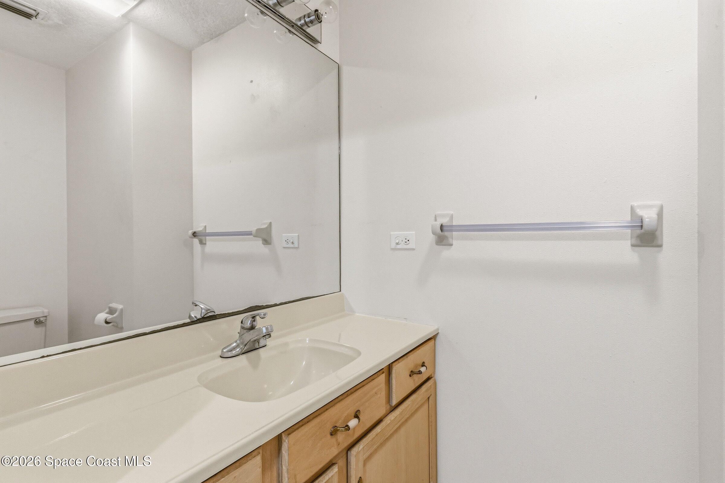 693 West Pine Road Melbourne Village, FL 32904 - Photo 17 of 65 32-693-W-Pine-Hall Bath