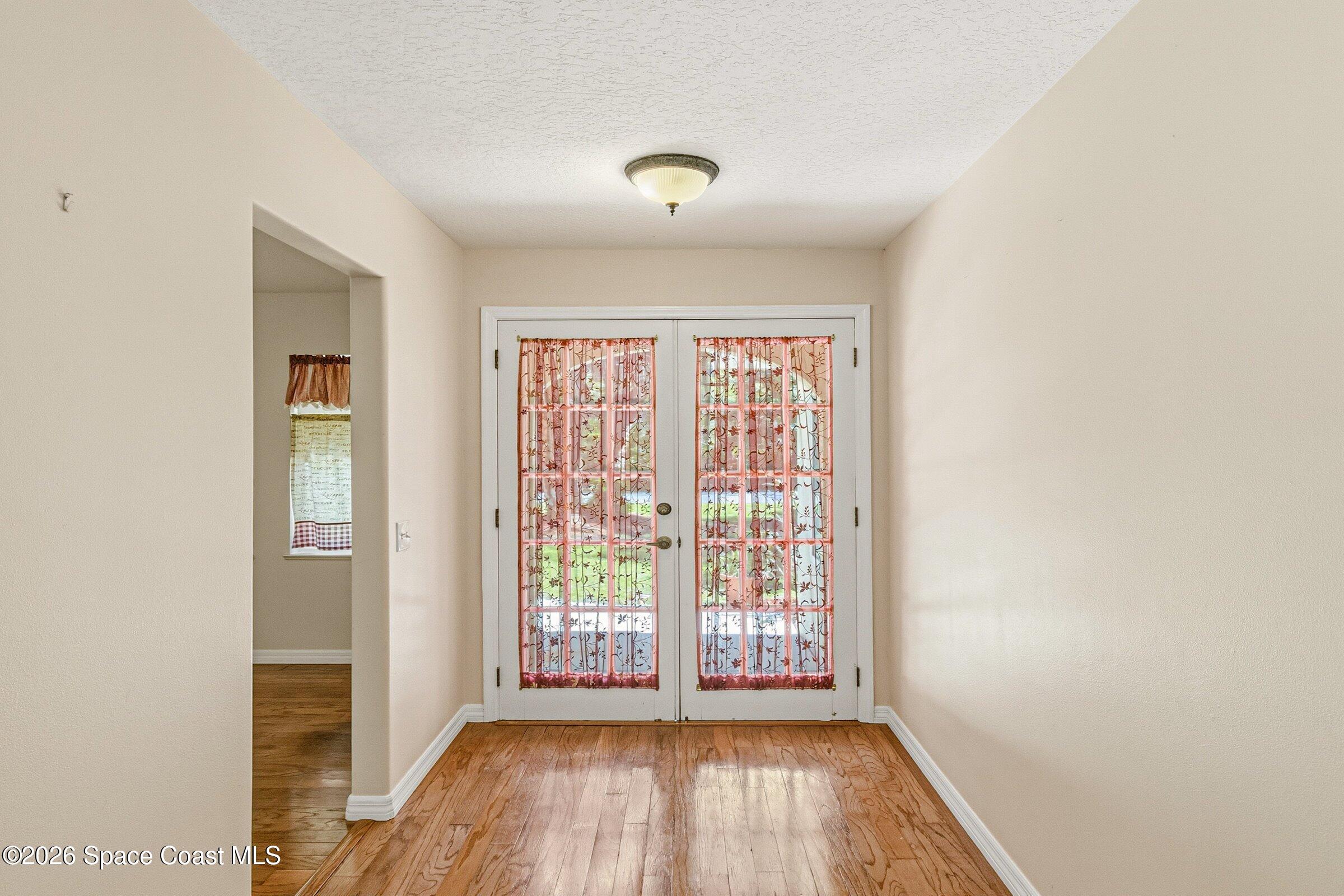 693 West Pine Road Melbourne Village, FL 32904 - Photo 6 of 65 09-693-W-Pine-Foyer