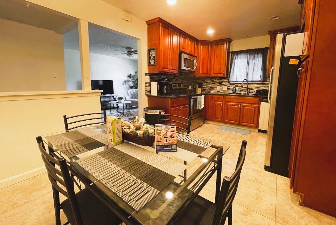 698 West Ashcroft Avenue Clovis, CA 93612 - Photo 5 of 11 a view of a dining room with furniture
