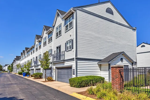 $2,238 | 204 Bach Court, Unit 204, Wheaton, IL 60189