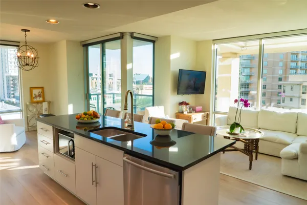 $3,250 | 300 Bowie Street, Unit 703, Austin, TX 78703