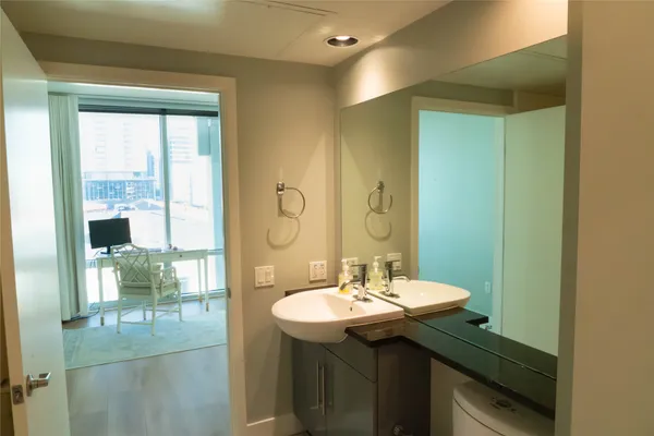 $3,250 | 300 Bowie Street, Unit 703, Austin, TX 78703