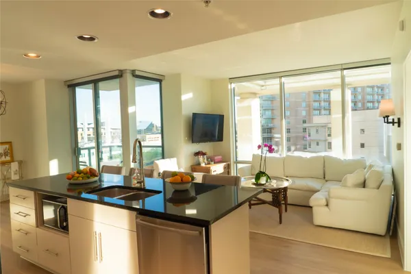 $3,250 | 300 Bowie Street, Unit 703, Austin, TX 78703