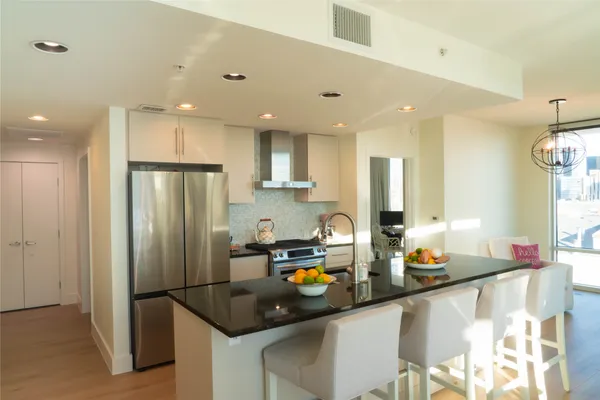 $3,250 | 300 Bowie Street, Unit 703, Austin, TX 78703