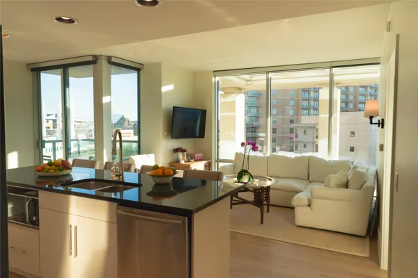 $3,250 | 300 Bowie Street, Unit 703, Austin, TX 78703