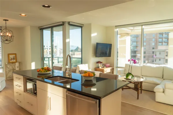 $3,250 | 300 Bowie Street, Unit 703, Austin, TX 78703