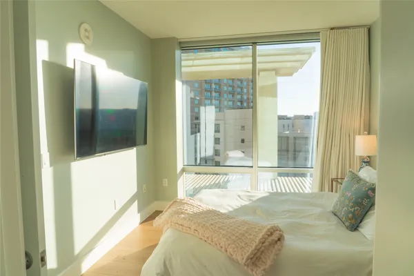 $3,250 | 300 Bowie Street, Unit 703, Austin, TX 78703