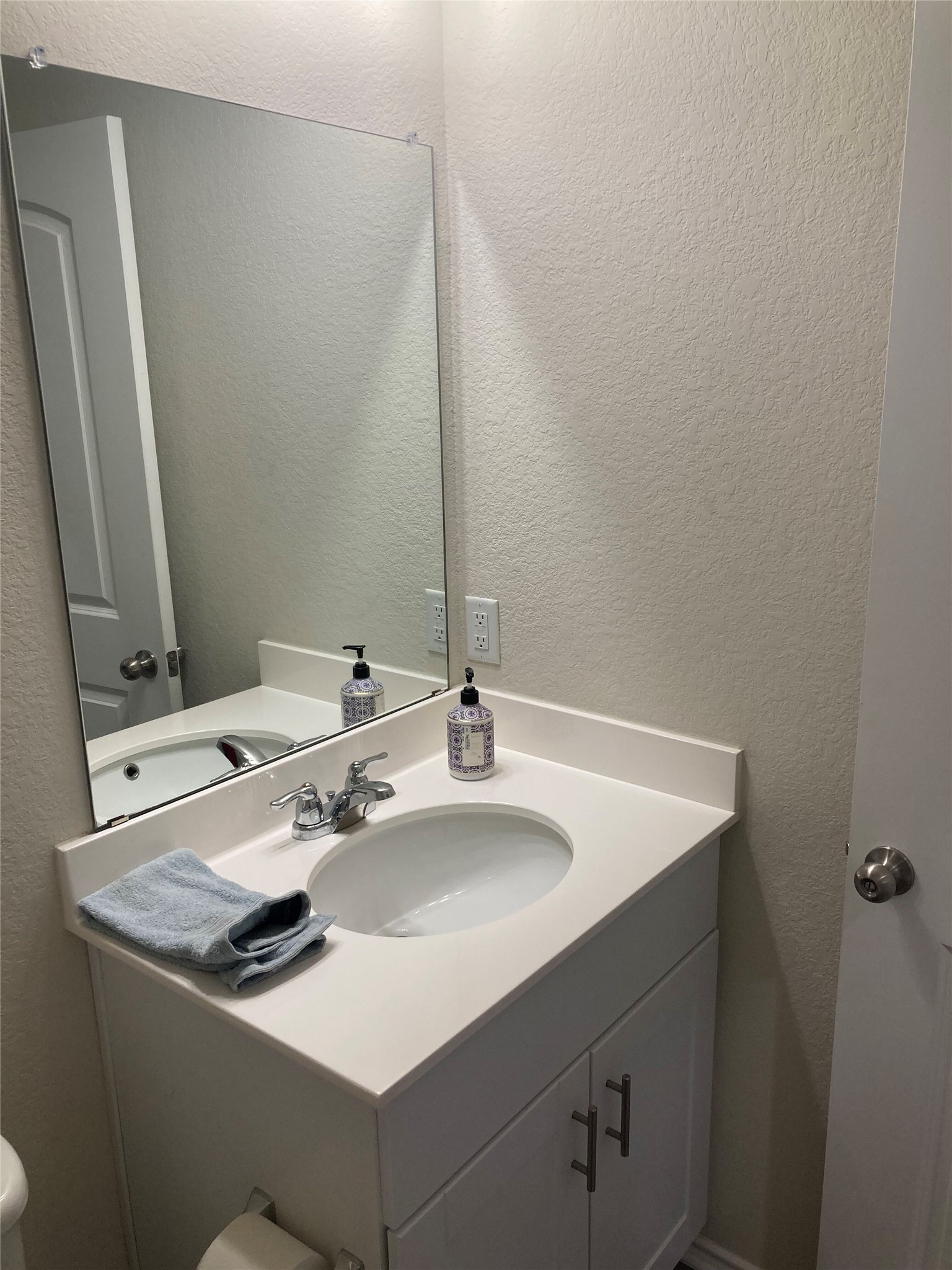 137 Onna Street Taylor, TX 76574 - Photo 10 of 13 Guest Bathroom