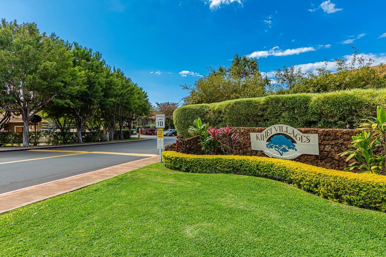 140 Uwapo Road, Unit 55205 Kihei, HI 96753 - Photo 25 of 31 a view of a garden with a bench in the park
