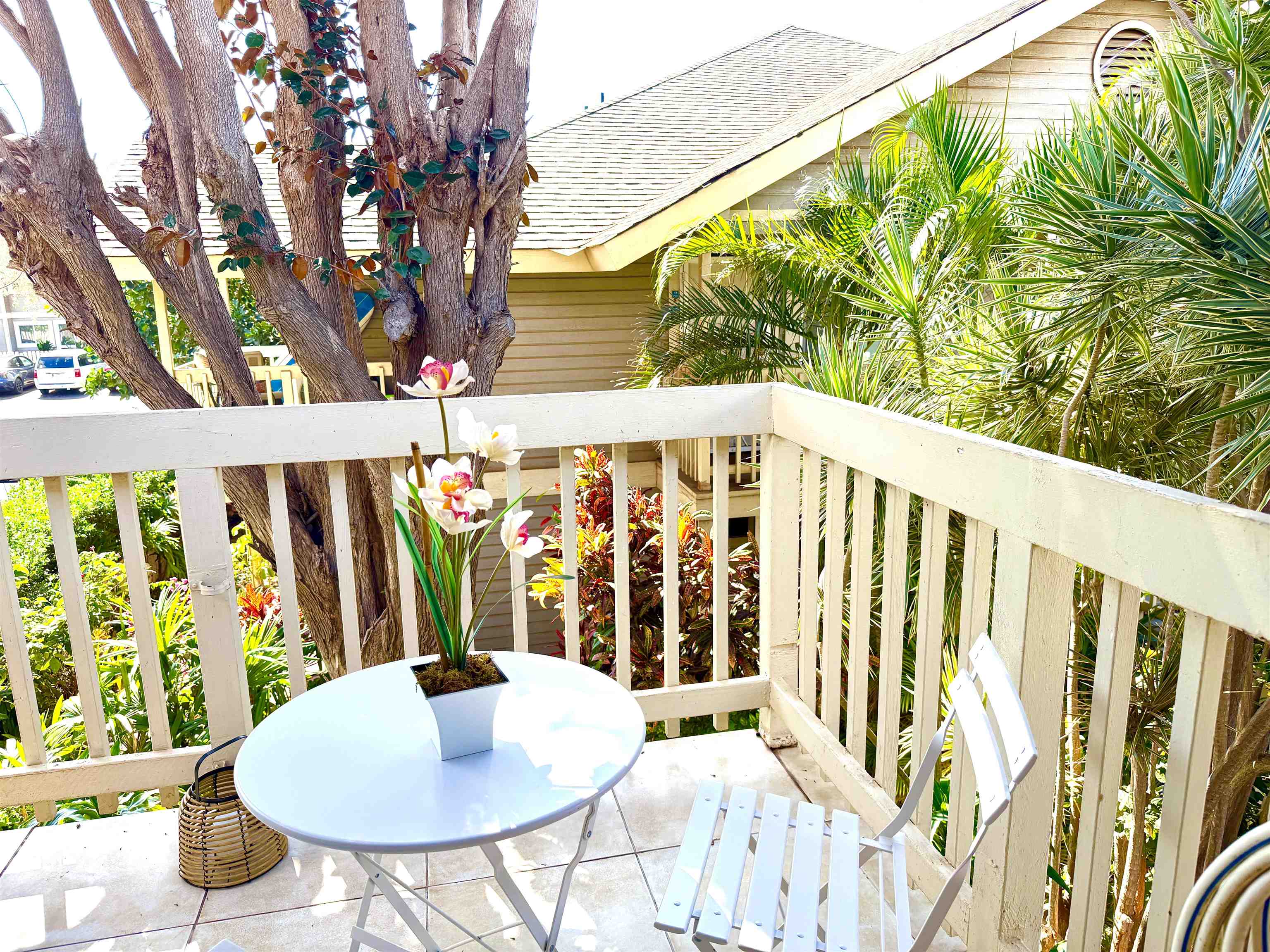 140 Uwapo Road, Unit 55205 Kihei, HI 96753 - Photo 27 of 31 a view of a chairs and table in patio