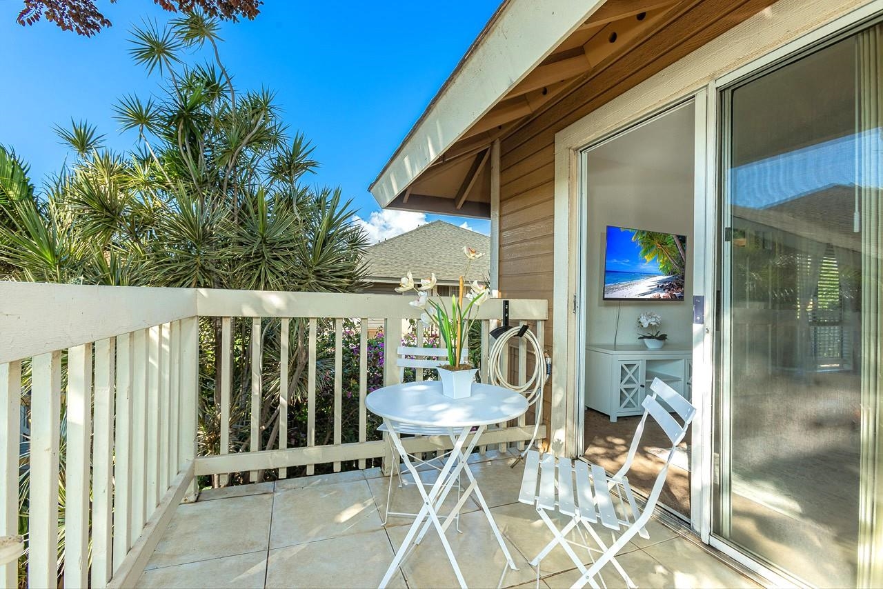 140 Uwapo Road, Unit 55205 Kihei, HI 96753 - Photo 10 of 31 a balcony with table and chairs and potted plants