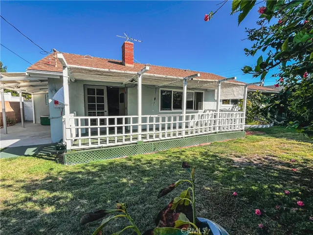 a view of a house with backyard and garden