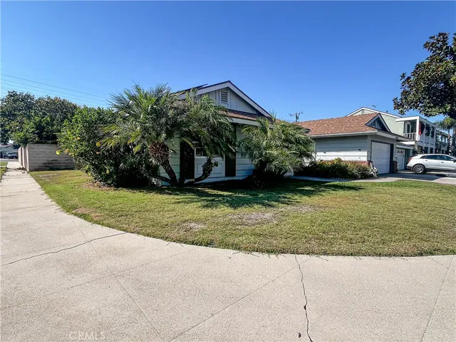 a view of a house with a yard