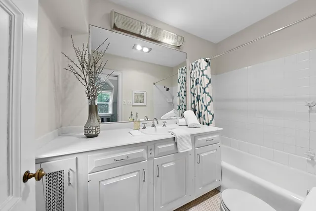 $1,195,000 | 2225 North Lake Drive, Milwaukee, WI 53202