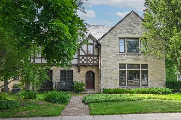 $1,195,000 | 2225 North Lake Drive, Milwaukee, WI 53202