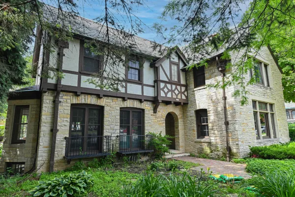 $1,195,000 | 2225 North Lake Drive, Milwaukee, WI 53202