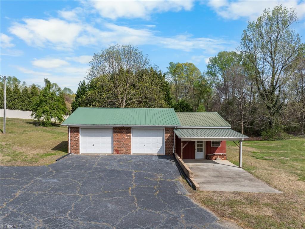 2906 Leonard Road Lexington, NC 27295 - Photo 3 of 20