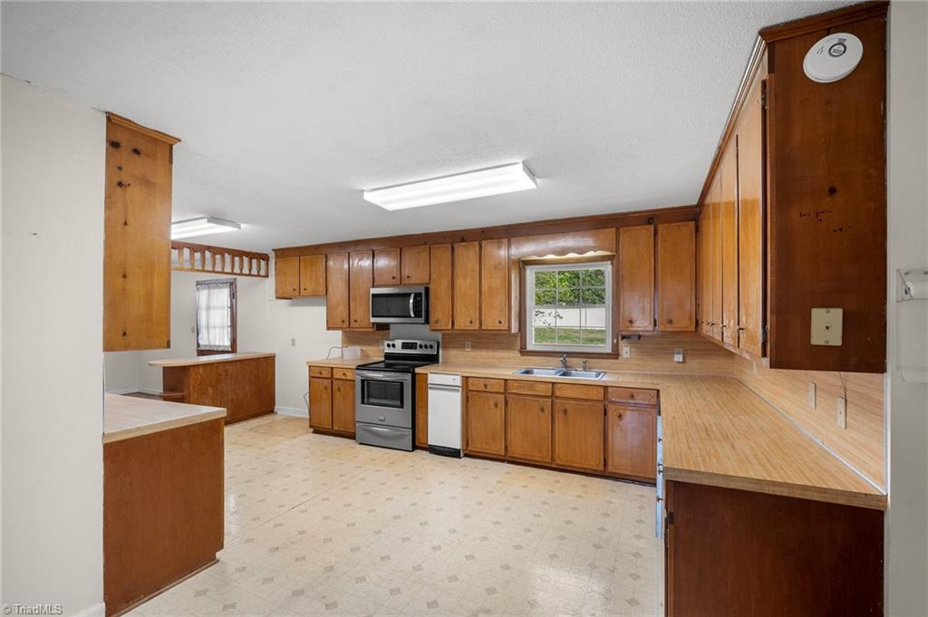 2906 Leonard Road Lexington, NC 27295 - Photo 7 of 20