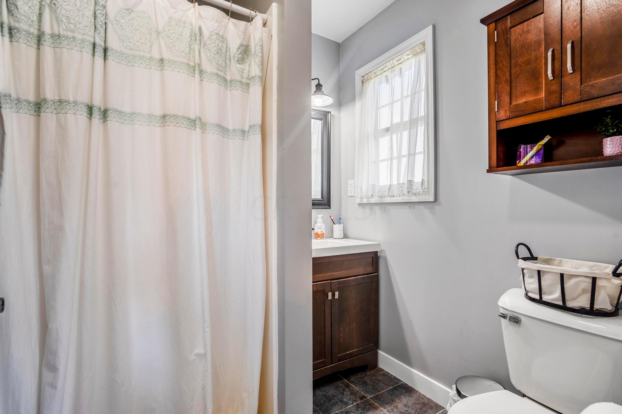 499 Carroll Eastern Road Northeast Lancaster, OH 43130 - Photo 26 of 37 Bedroom Suite #2 Bathroom